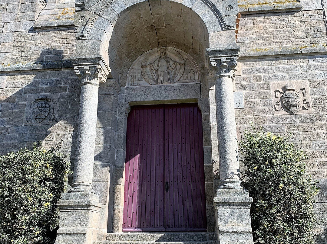 Eglise Paroissiale Sainte-radegonde-La Bruffiere必去景点