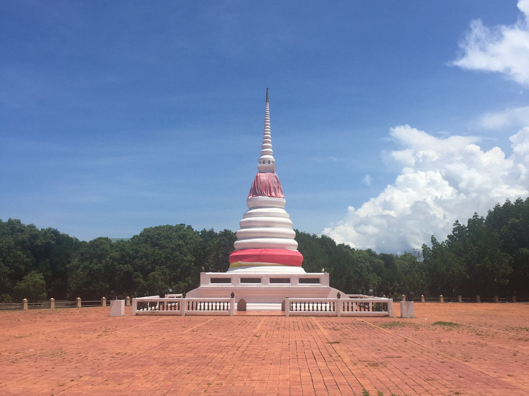 Phra Chedi Klang Nam-罗勇必去景点