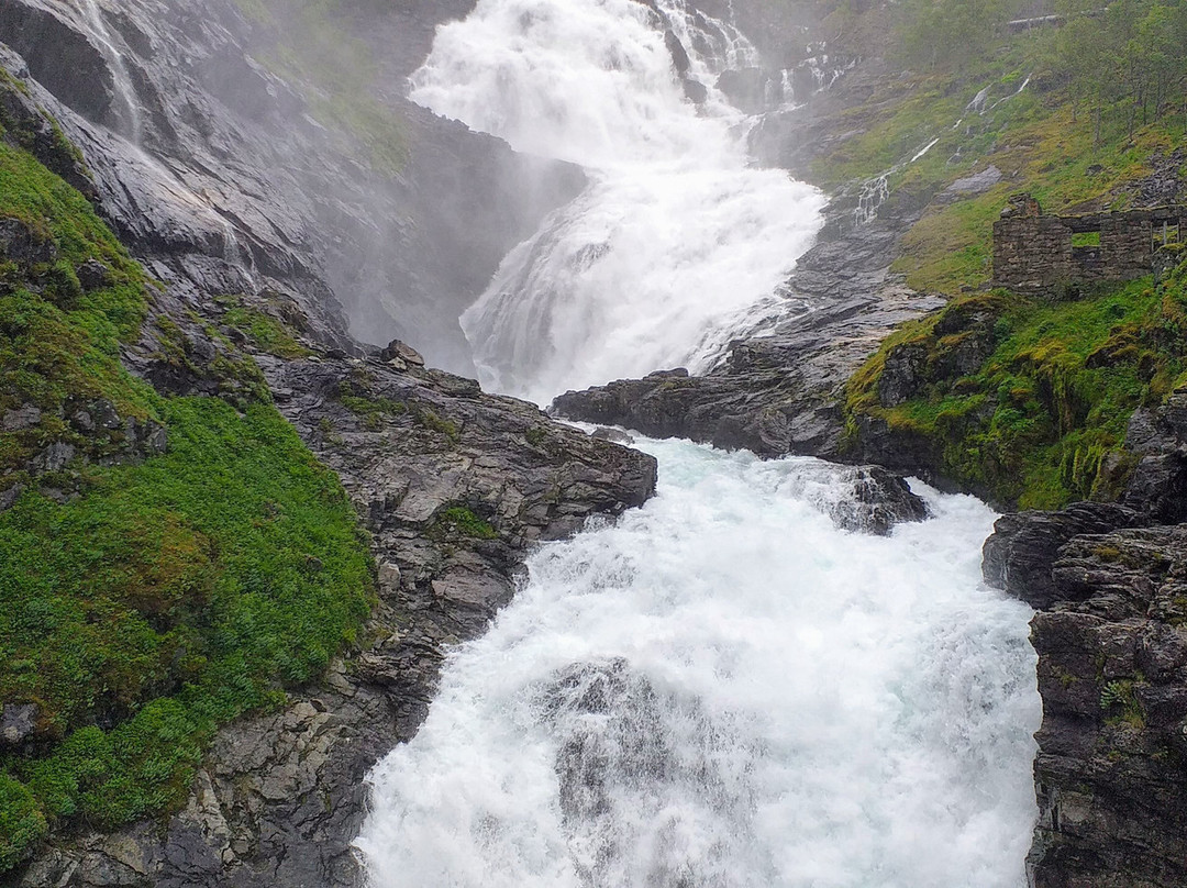 Kjelfossen Waterfall景点图片