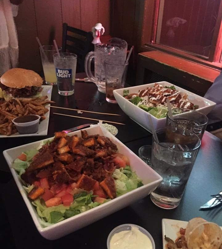 The Dog House Saloon & Grill景点图片