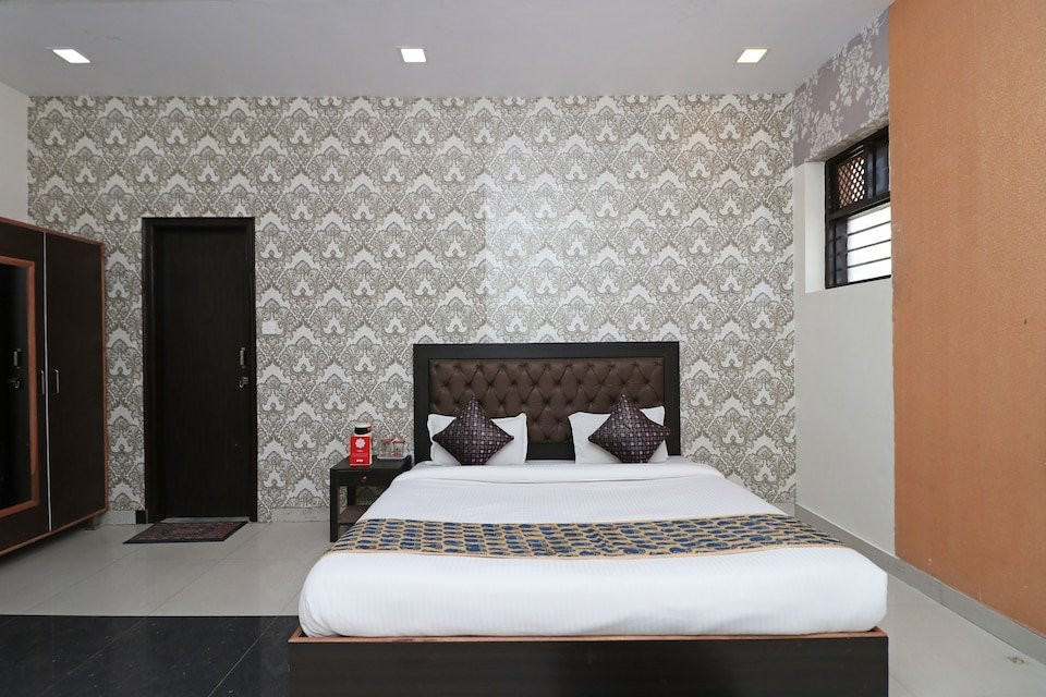 OYO 11717 Gold Star Suits主图