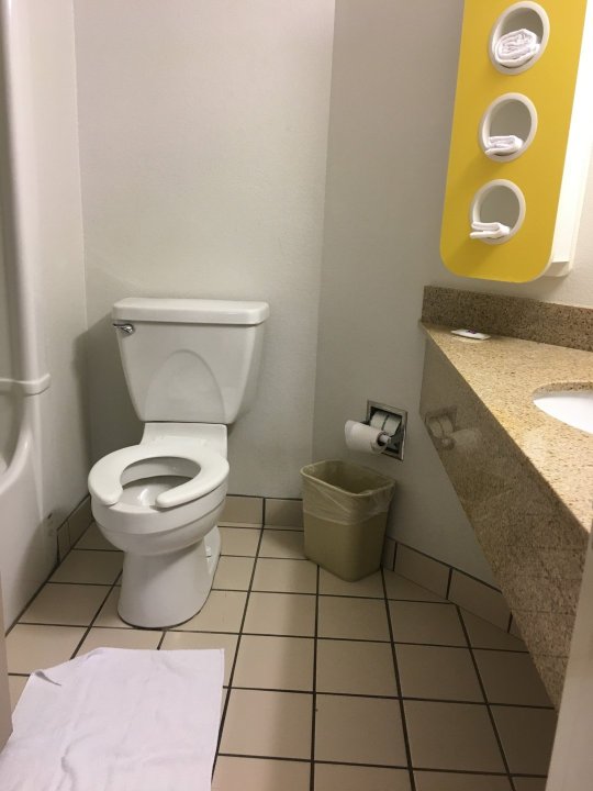 Americas Best Value Inn Knoxville East-浴室