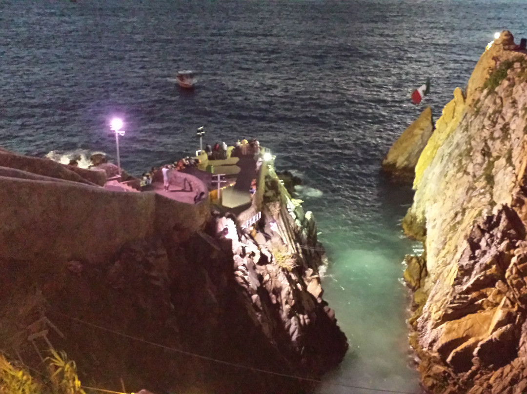 High Cliff Divers by Night with Dinner景点图片