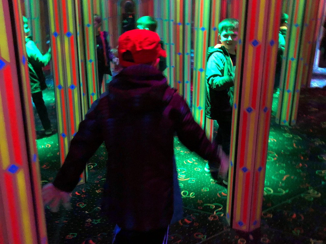 Krazy Mirror Maze-威斯康星峡谷必去景点