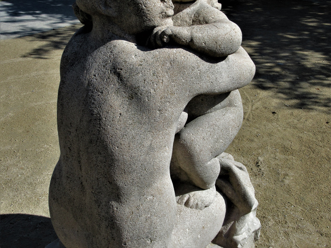 Statue representant une mere et son enfant-Romainville必去景点