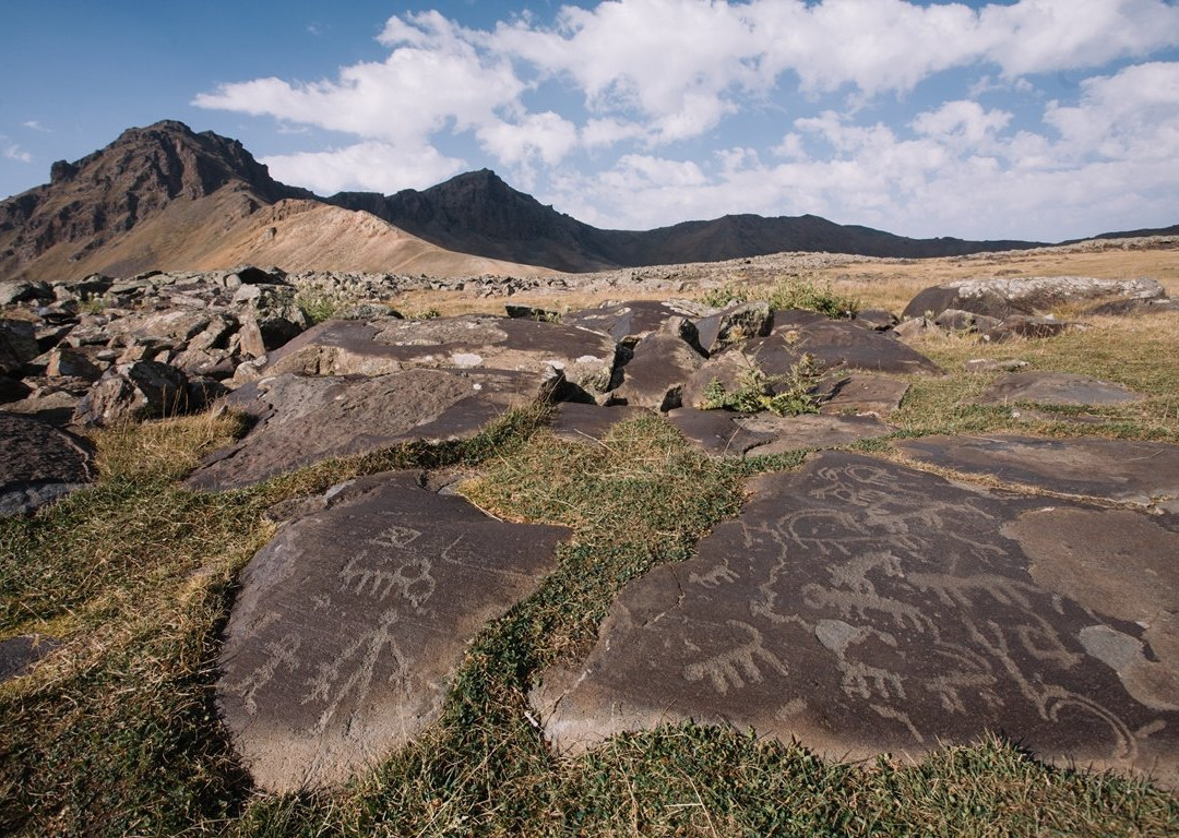 Ughtassar Petroglyphs景点图片