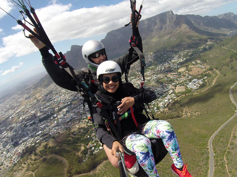 Tandem Paragliding Signal Hill and Lion's Head with views of Table Mountain-开普敦中心区必去景点
