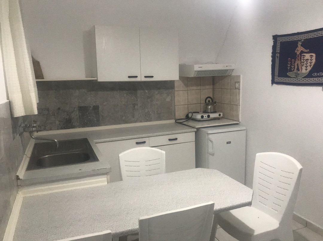 Chrisanna Apartments & Studios主图