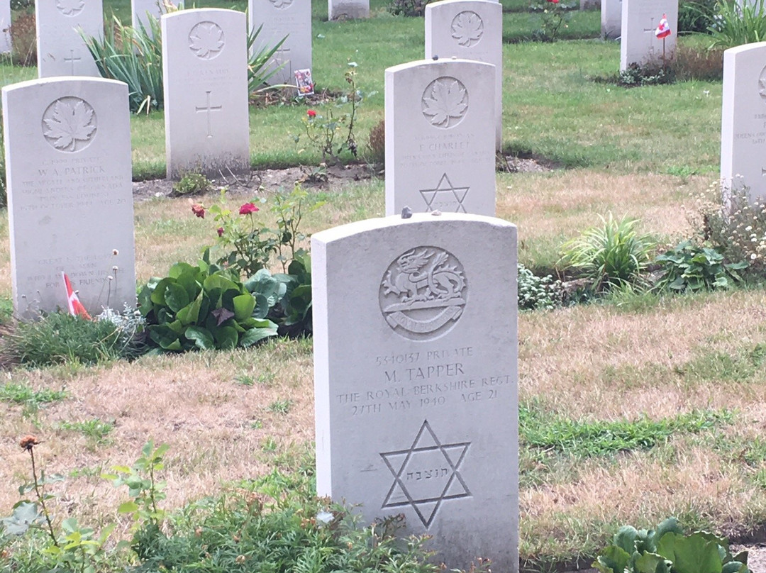 Adegem Canadian War Cemetery景点图片