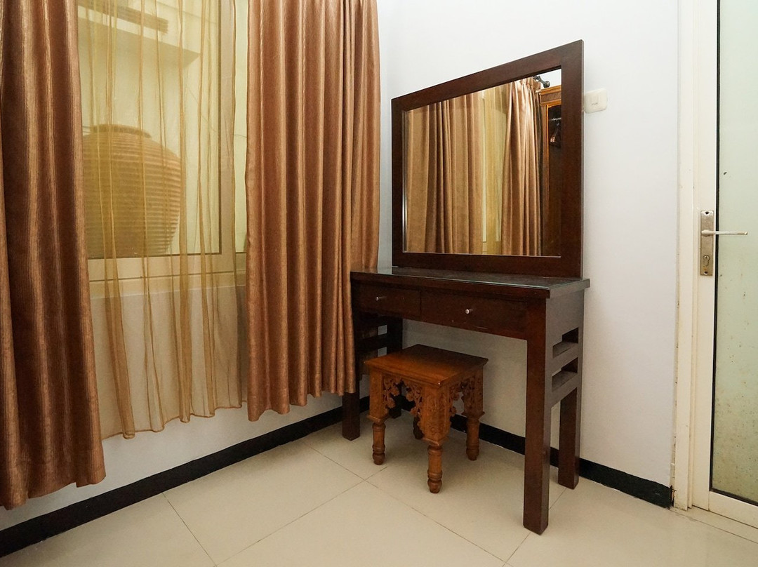 OYO 282 Putri Utari Guest House主图