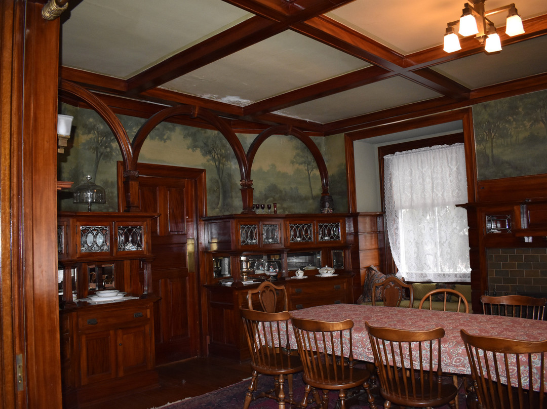 The Jones Mansion主图