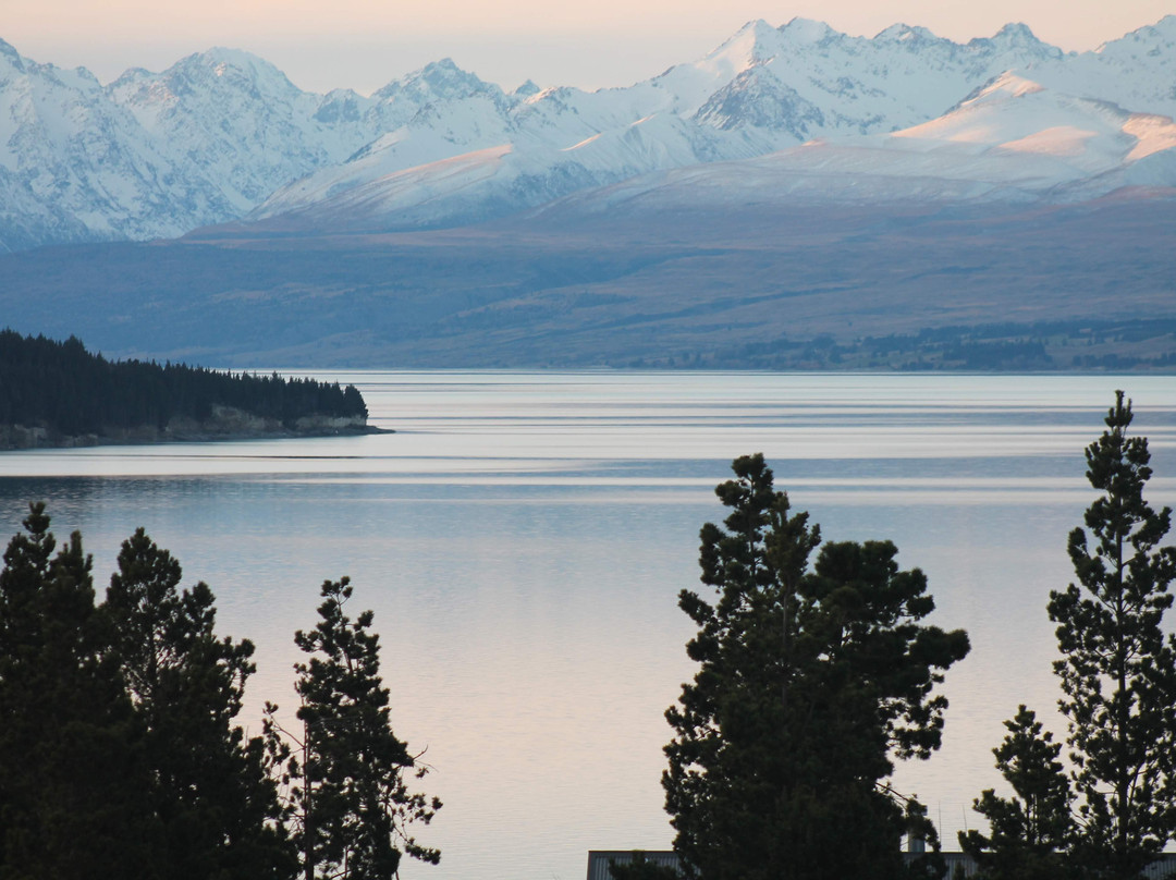 库克山湖畔度假酒店主图