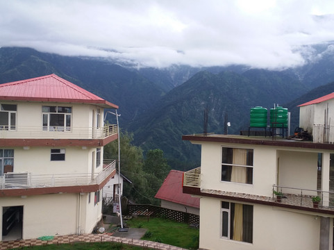 Balreh酒店住宿-Naddi Mountain Clouds