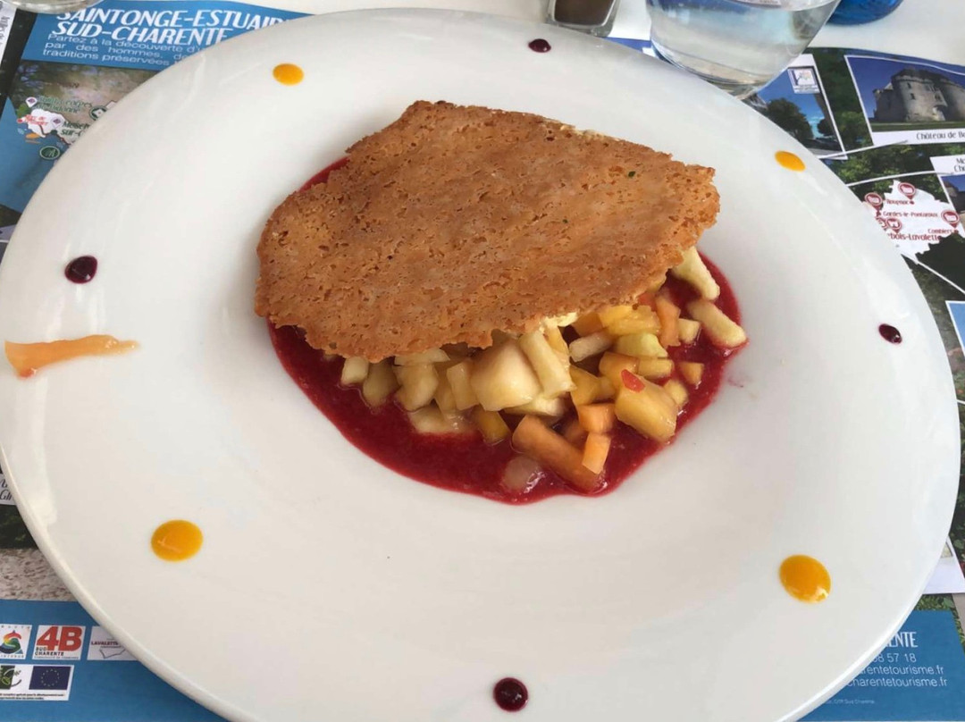 Logis Hôtel de l'Ecu Rest. de la Seugne主图