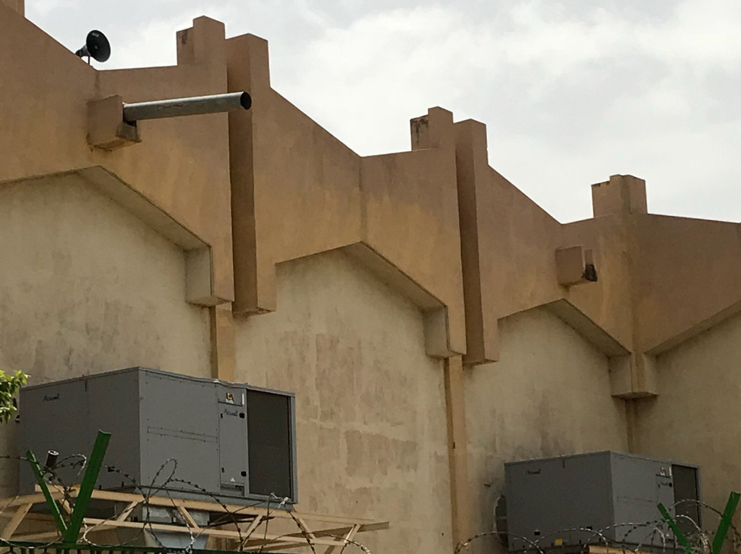 Avenue Charles de Gaulle-恩加美纳必去景点