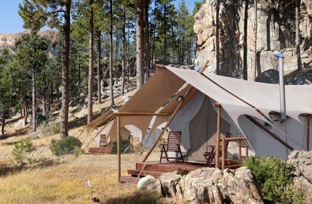 Under Canvas Mount Rushmore主图