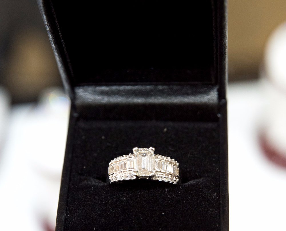 C & R Diamond Jewelers-亨廷顿海滩必去景点