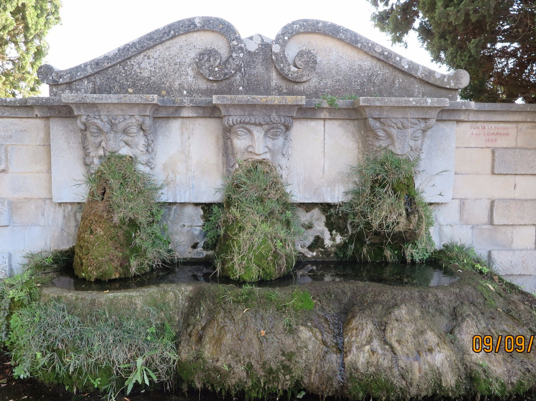 Fontaine aux Trois Masques-Lourmarin必去景点