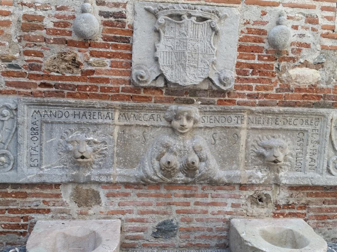 Calle Real Fountain-阿尔穆涅卡尔必去景点