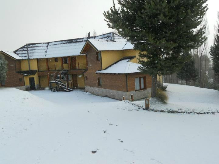 Dina Huapi酒店住宿-Alamos del Sur