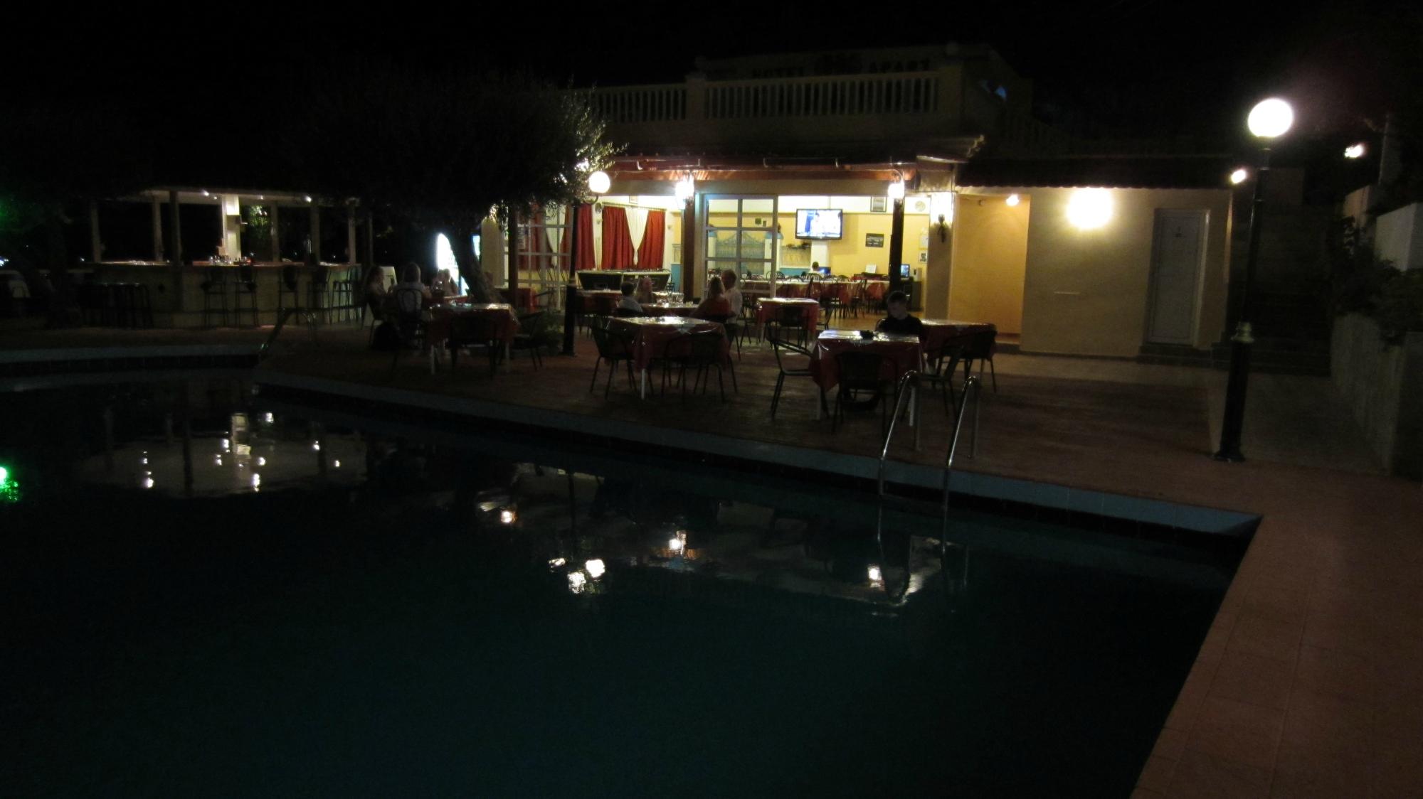 Karavos Hotel Apartments-泳池