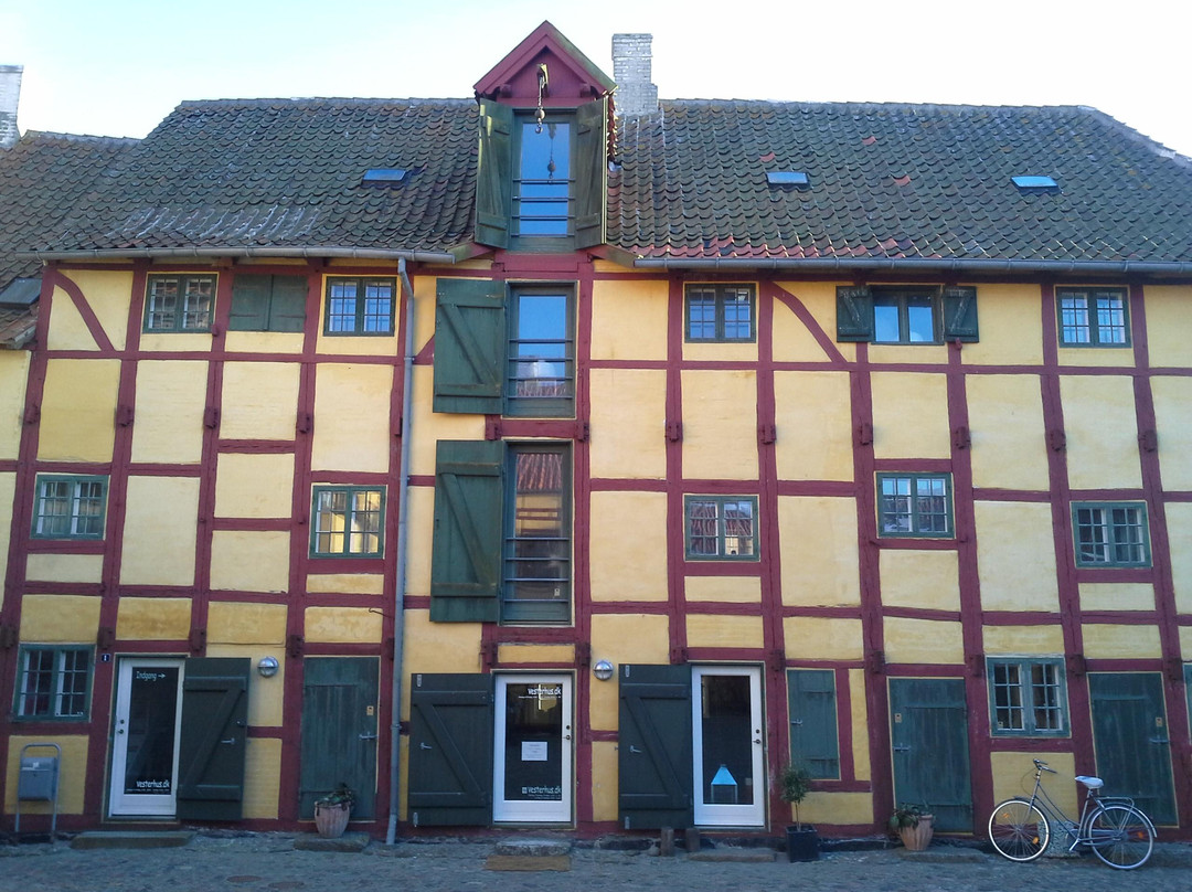 Revninge旅游景点-Vesterhus, Kunst og Handel