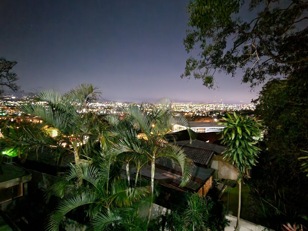 Out of Bounds Hotel主图