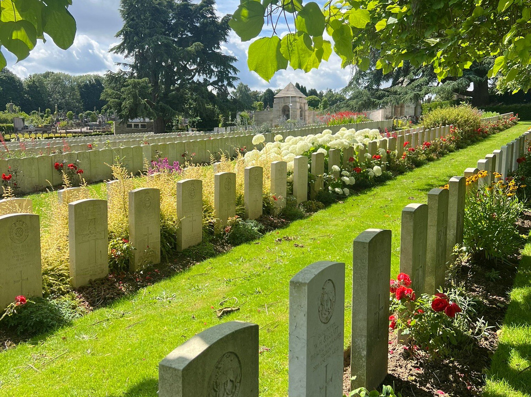 Longuenesse Saint Omer Souvenir Cemetery景点图片