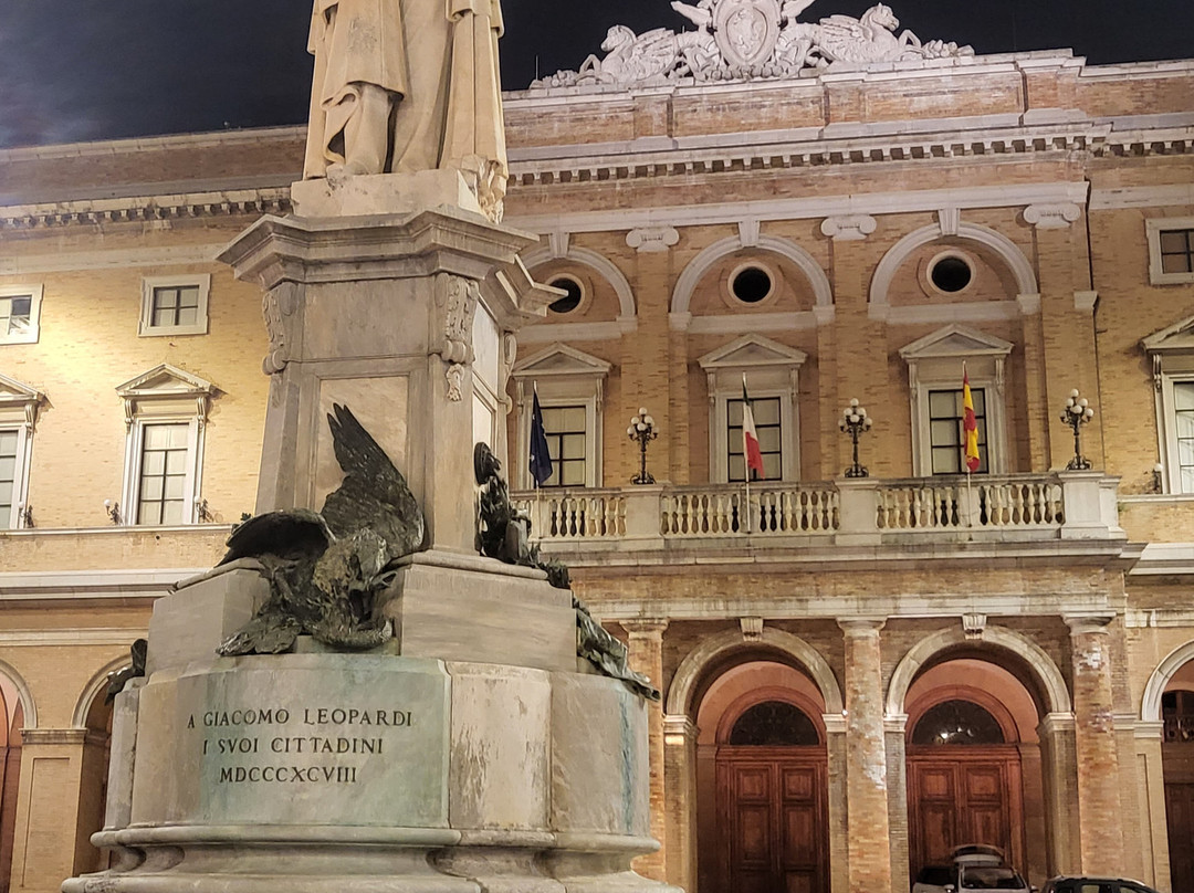 Piazza Giacomo Leopardi e Palazzo Comunale-Recanati必去景点