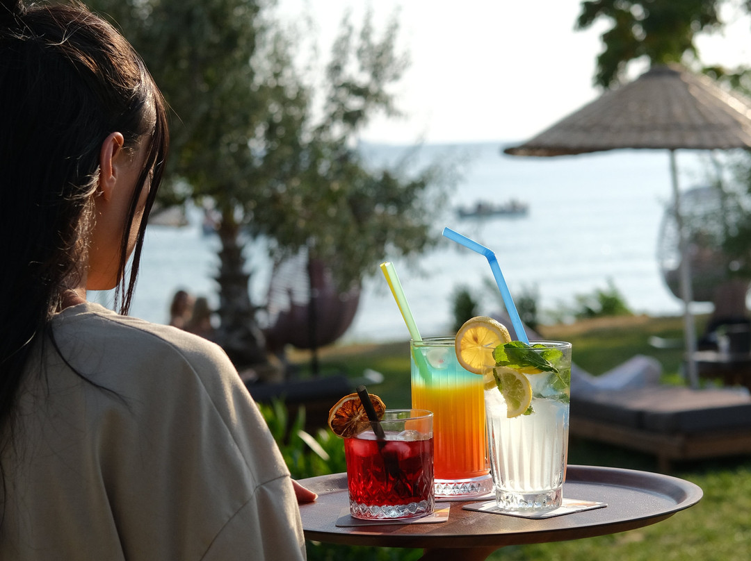 V Beach Hotel主图