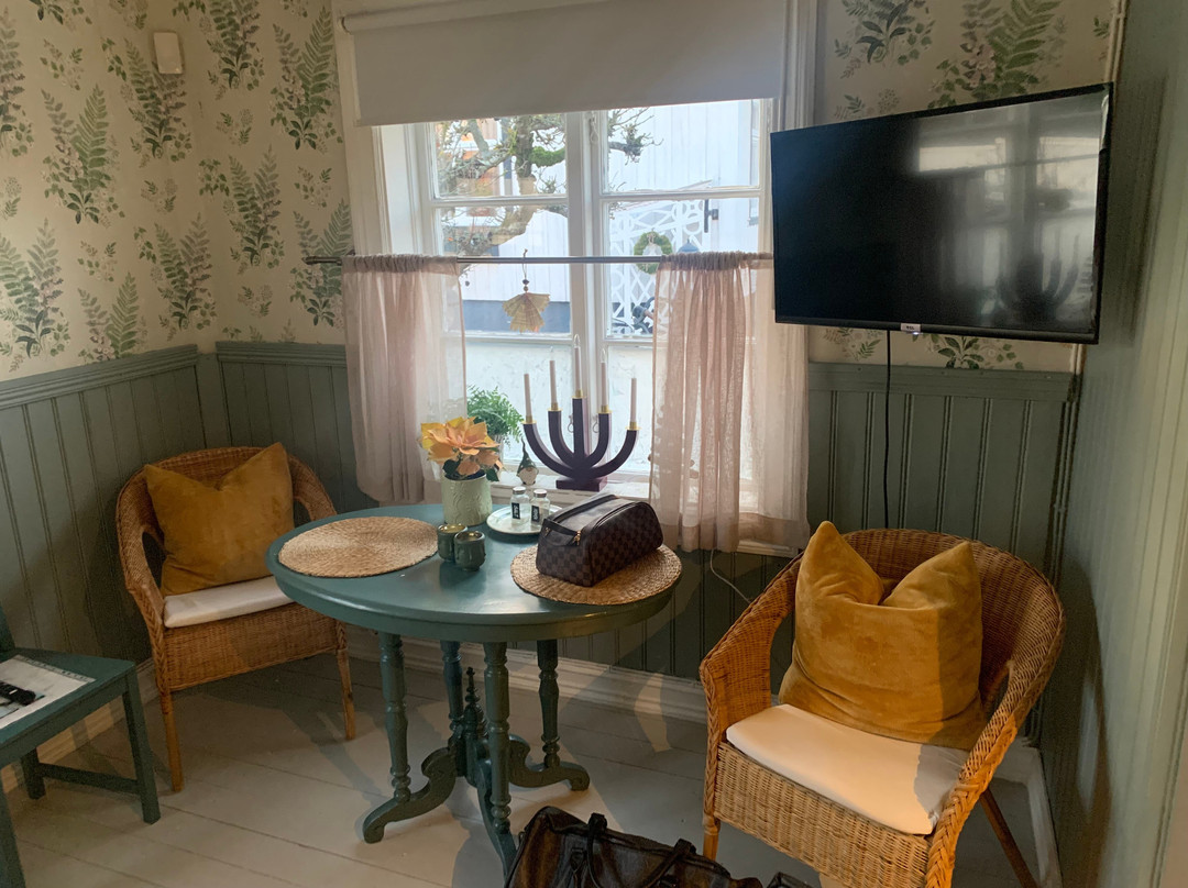 B&B Bland Ormbunkar Och Rosor