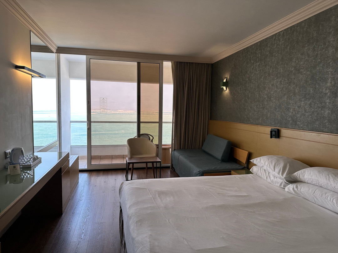 死海皇冠假日酒店主图