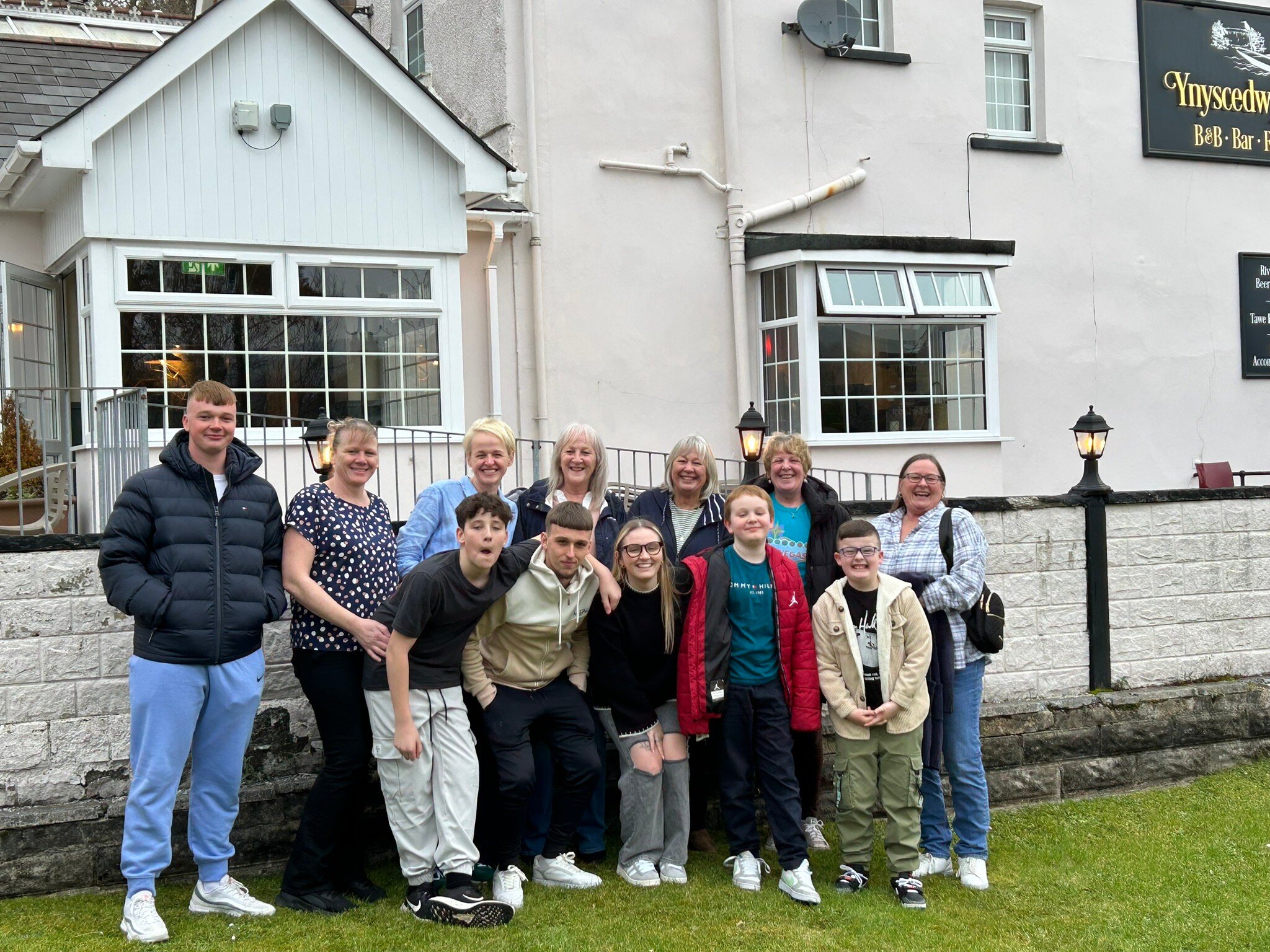 Ynyscedwyn Arms-官方