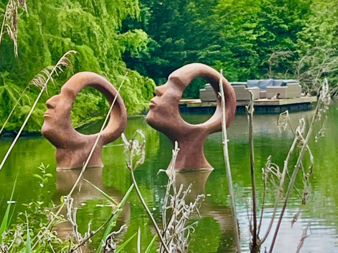Sculpture By The Lakes景点图片
