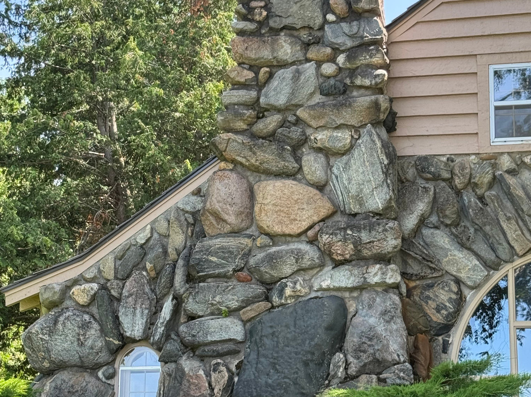 Mushroom House Tours-夏洛瓦必去景点