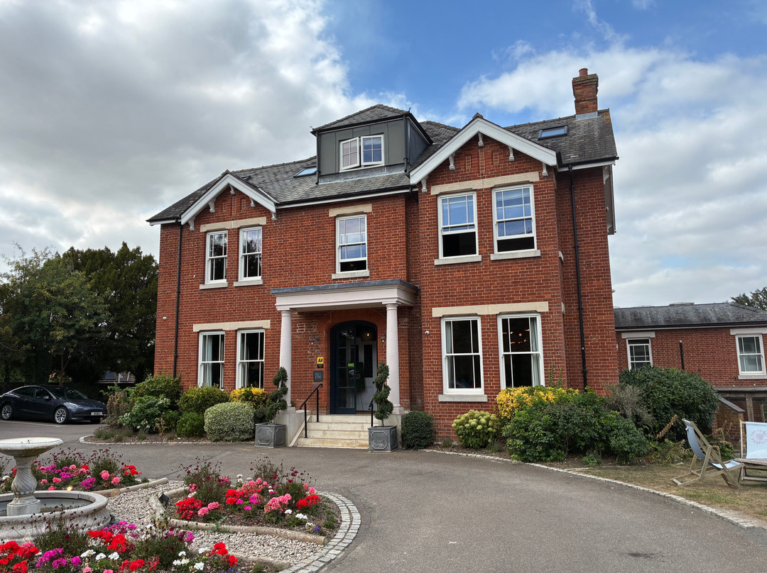 The Lodge Duxford主图