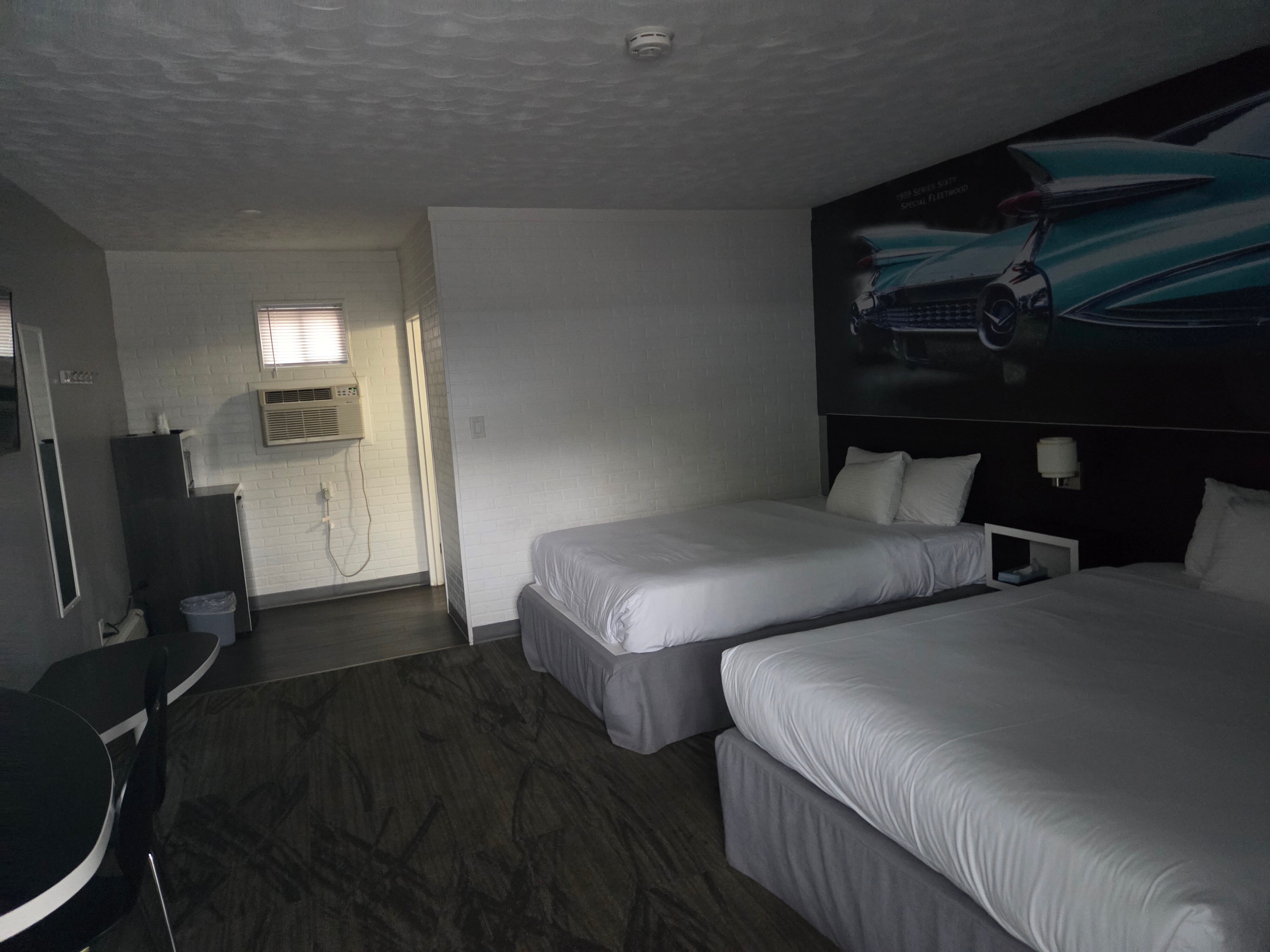 Cadillac Motel Near the Falls-客卧