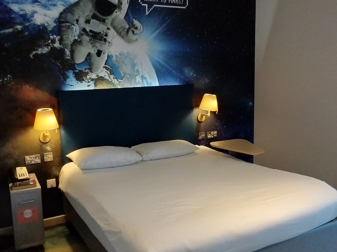 宜必思尚品伦敦希思罗机场酒店主图