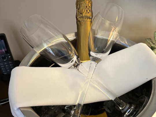 惠特利霍尔酒店主图