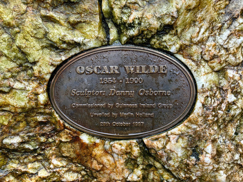 Monument to Oscar Wilde-都柏林必去景点