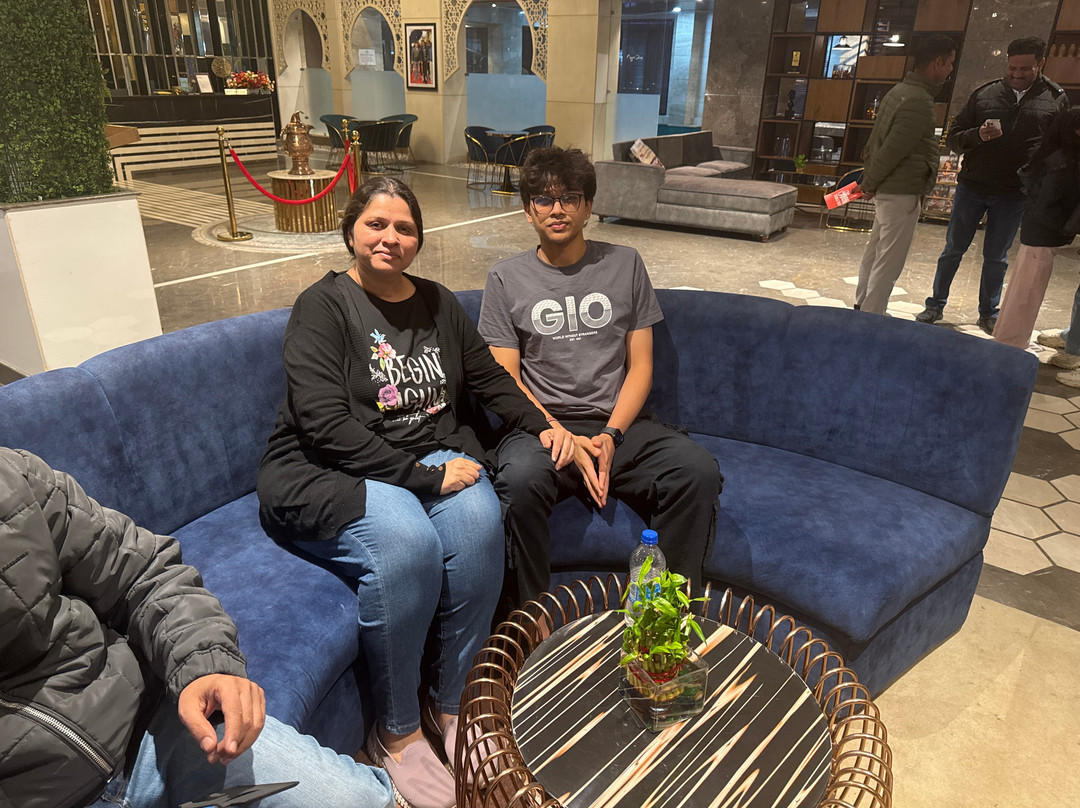 斯里纳格雪地酒店主图