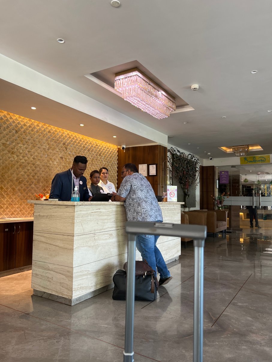 罗纳瓦拉兰花酒店-旅行者
