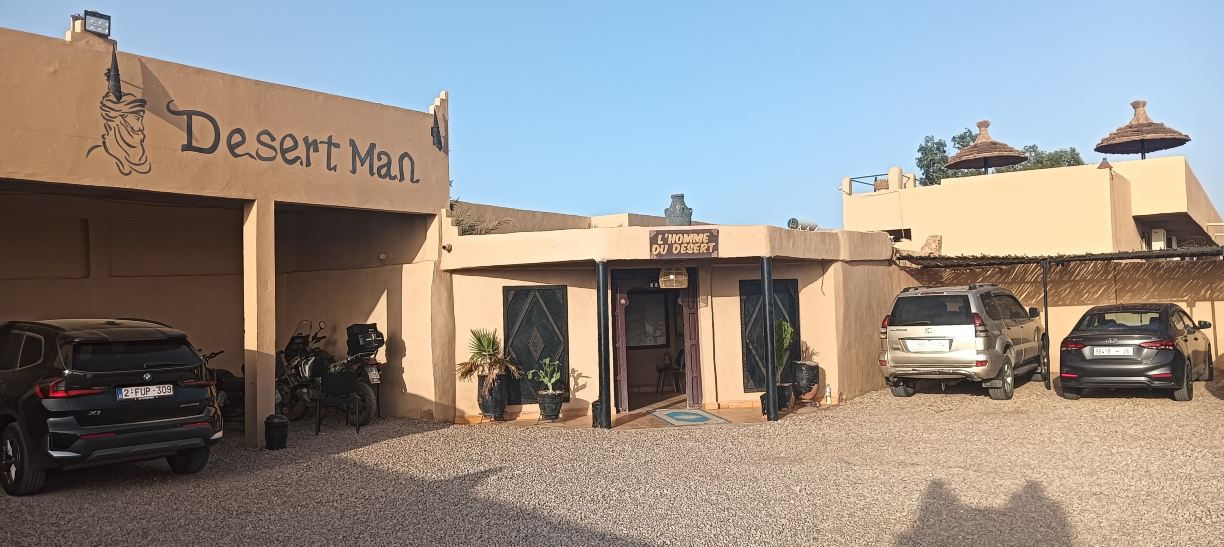 男人沙漠酒店-旅行者