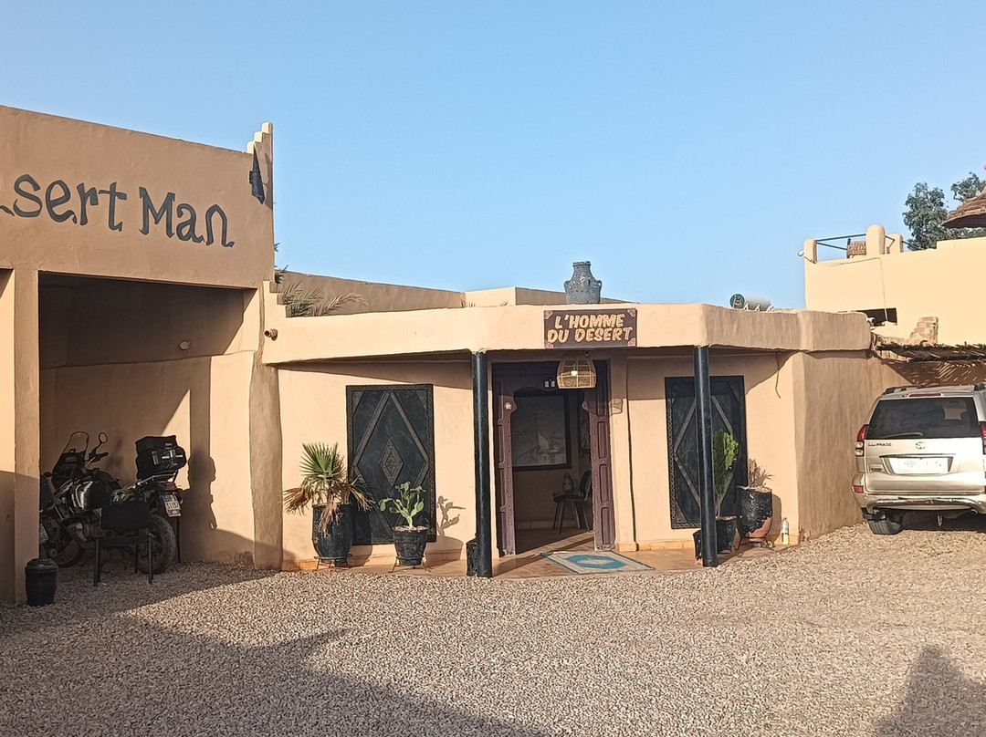 男人沙漠酒店主图