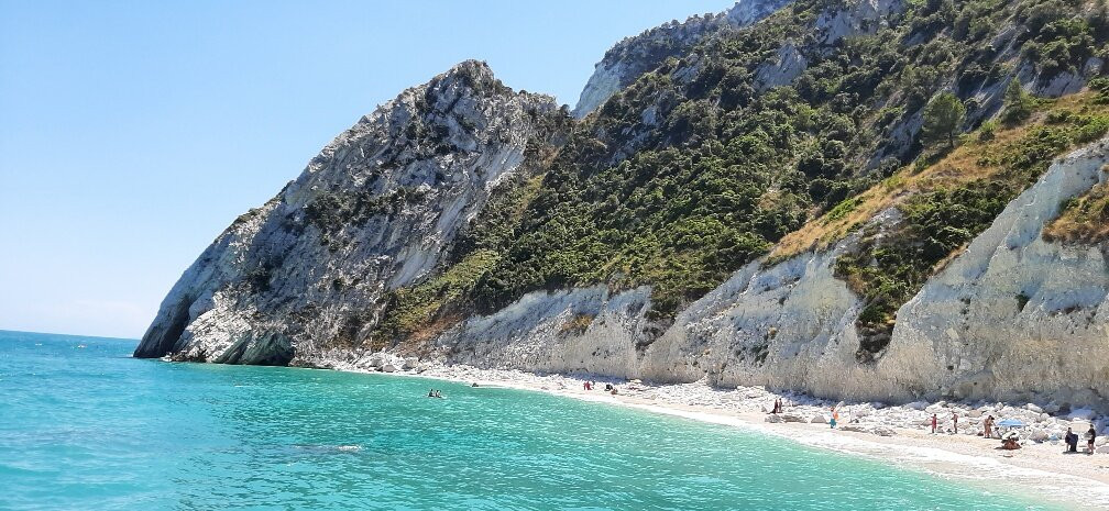 Spiaggia Delle Due Sorelle-Sirolo必去景点