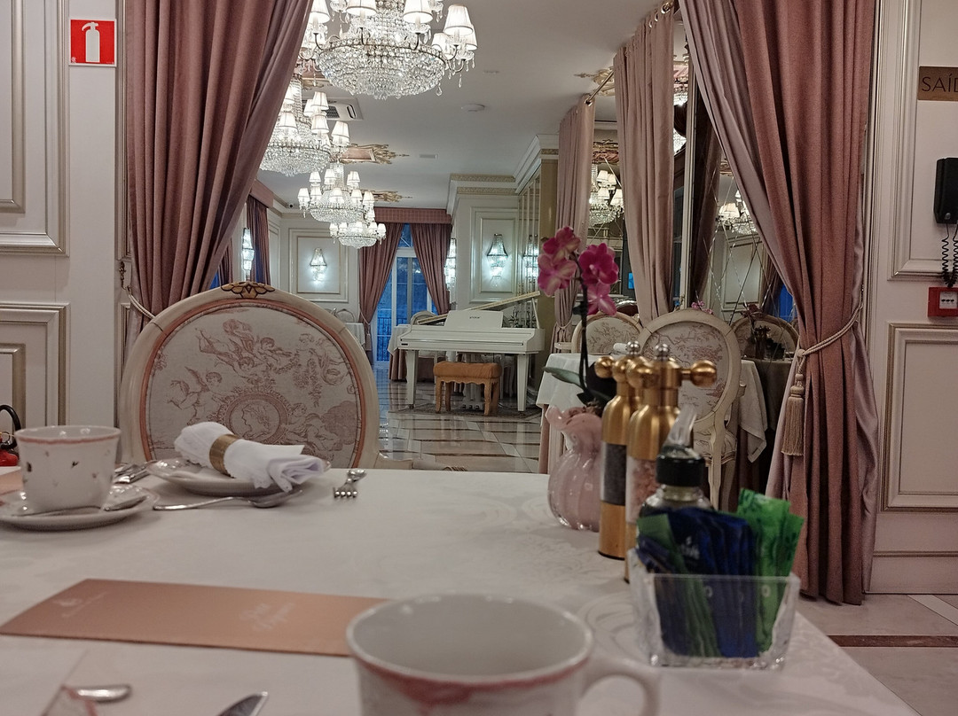法国山丘酒店主图