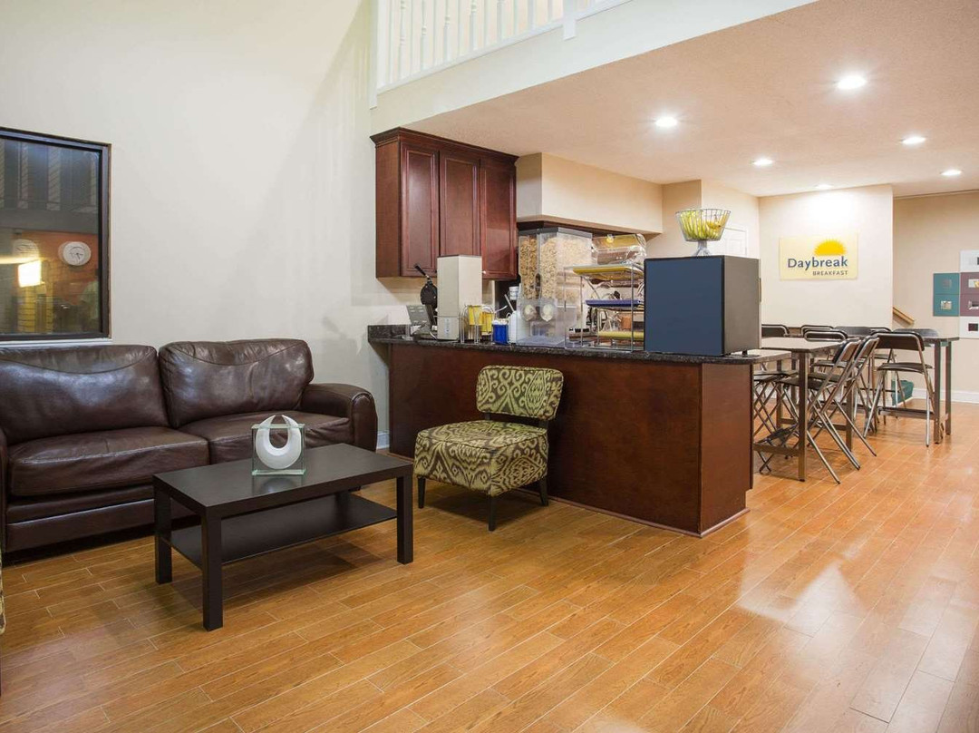 红屋顶酒店罗金厄姆主图