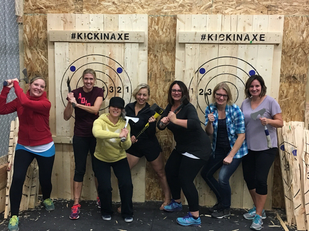 布兰登旅游景点-Kickin’ Axe Throwing