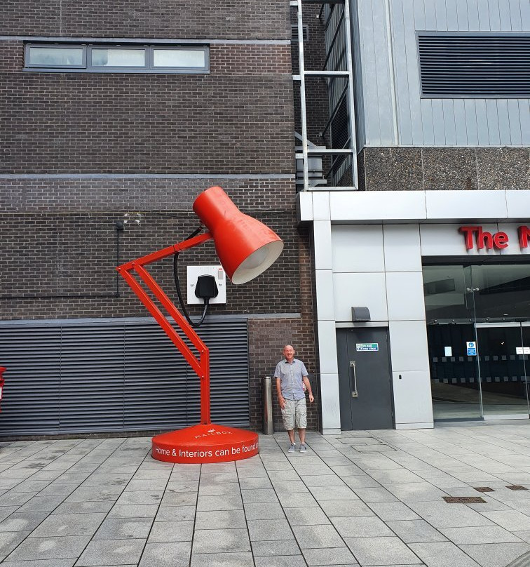 Giant Red Desktop Lamp景点图片
