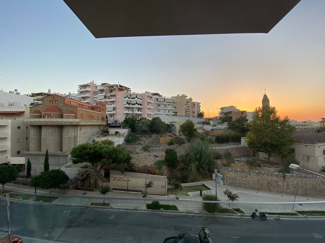 The City Hotel and Suites主图